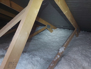 Zateplení stropu novostavby bungalovu pomocí foukané izolace